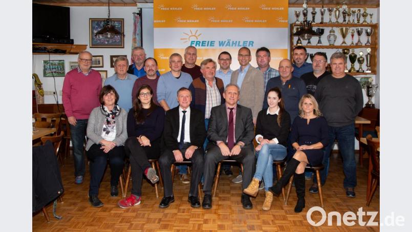 Optimismus prägte die Nominierungsversammlung der Freien Wähler. Sitzend von links: Elisabeth Zeitler, Lisa Prucker, Johann Neugirg, Werner Prucker, Franziska Espada und Susanne Schwamberger. Stehend von links: 
Erich Hasenfürter, Reinhard Zier, Dietmar Schieder, Roland Beyer, Stefan Schödel, Günter Roderer, Lothar Neugirg, Markus Neugirg, Landratskandidat Ely Eibisch, Anton Kick, Franz Schöpf, Albert Bader, Peter Meißner und Peter Schieder. Bild: ang Bild: ang