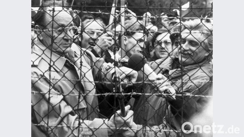 Hans-Dietrich Genscher (links) und Jiri Dienstbier (rechts) machen am 23. Dezember 1989 bei Neuhäusl dem Eisernen Vorhang zwischen Deutschland und der Tschechoslowakei mit einem Bolzenschneider ein Ende. Dieses Bild des verstorbenen NT-Fotografen Alfons Witt schrieb Geschichte. 30 Jahre später soll sie mit einem feierlichen Akt wieder ins Gedächtnis gerufen werden. Bild: Alfons Witt