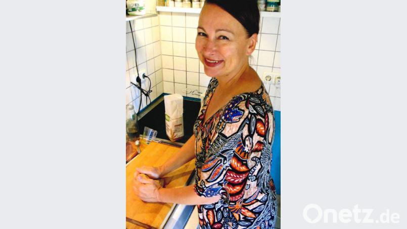 In ihrer Küche hat Ursula Gaisa die zahlreichen Rezepte ihres neuen Kochbuchs zubereitet und probiert. 50 vor-, Haupt- und Nachspeisen sind am Ende Teil des Buches geworden. Bild: exb/Dietmar Grün