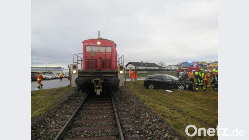 An einem unbeschrankten Bahnübergang in Bruck übersah ein Autofahrer einen Güterzug. Bild: Polizei