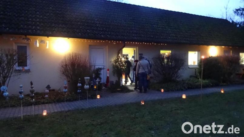 Fackeln und Windlichter schufen eine romantische Atmosphäre im Rabenholz-Garten. Bild: hka