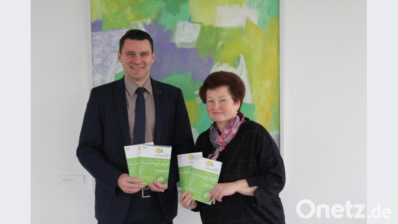 Landrat Thomas Ebeling und Irene Schiml, Leiterin des Fachbereichs Kommunale Abfallwirtschaft, präsentieren die druckfrischen Exemplare des neuen Müllmagazins. Bild: exb
