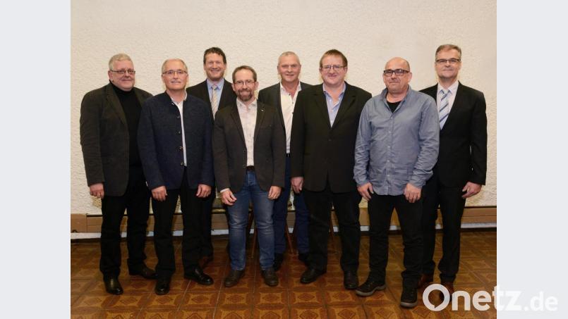 Die geehrten Leistritz-Mitarbeiter (von links): Thomas Lindthaler, Josef Weig, Karl Landgraf, Andy Sperber, Xaver Gallitzendörfer, Richard Riedl, Hans Menzel und Heinrich Hartwig. Bild: exb