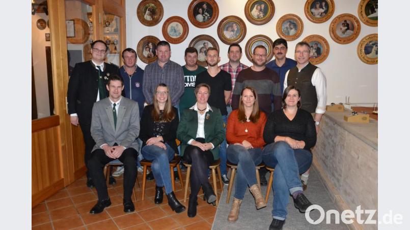 Dieses Schützenmeisteramt mit Schützenmeisterin Claudia Kraus (vorne Mitte) an der Spitze führt den Schützenverein Heumaden in den nächsten zwei Jahren. Dazu gratulierten Bürgermeister Hermann Ach (rechts) und Gauschützenmeister Stefan Brandmiller (links). Bild: gi