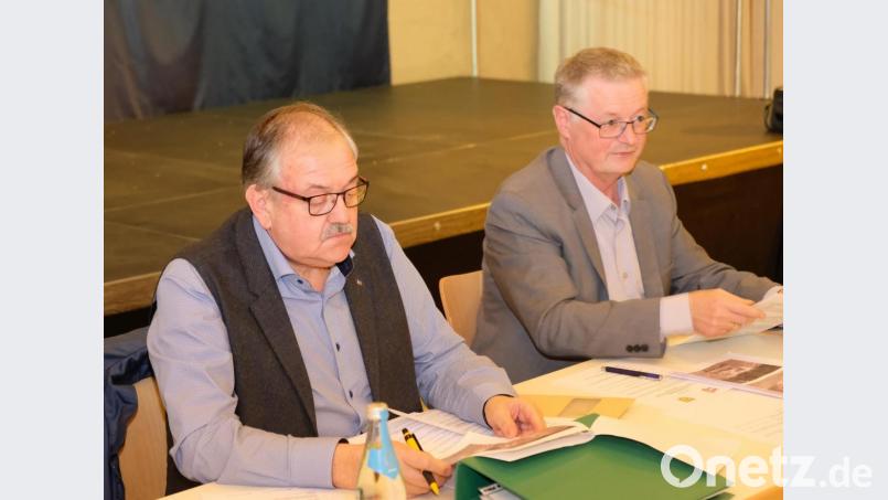 Kein leichtes Amt haben derzeit die Bürgermeister Gerd Löckler (links) und Werner Roder. In ihrer Funktion als Vorsitzende des Wasserzweckverbandes der Vorbacher Gruppe müssen sie sauberes Trinkwasser garantieren. Die dazu notwendigen Großinvestitionen belasten den Verbandshaushalt. Bild: do