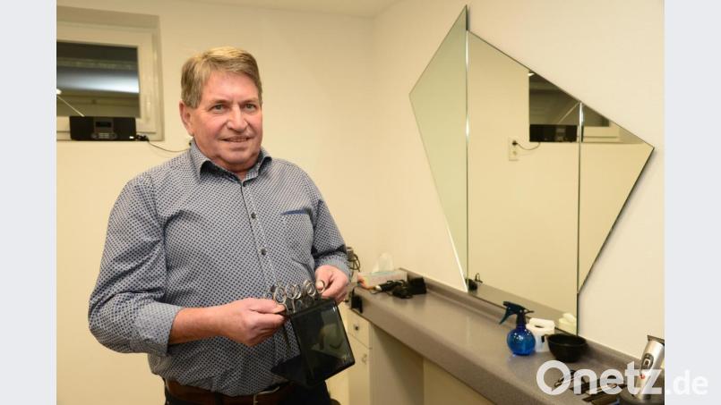 Auch nach der Aufgabe des Friseurladens in der Straße "Am Naabtalhaus" will Karl Ermer Schere und Messer nicht aus der Hand geben. Im Keller seines Hauses hat er einen kleinen Friseursalon eingerichtet. Bild: bey