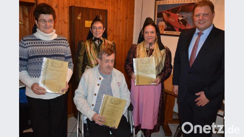 Langjährige Mitglieder zeichnete der Stiftländer Heimatverein bei seiner Jahresversammlung aus. Unser Bild zeigt (von links) Elisabeth Riedl, Vorsitzende Michaela Lenk, Veronika Wild und Zweiten Bürgermeister Stefan Grillmeier, vorne sitzend Herbert Lenk. Bild: jr