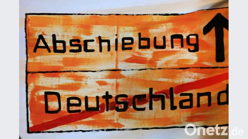 Abschiebungen sind heikel, auch für die Behörden. Bild: Christian CharisiusU/dpa