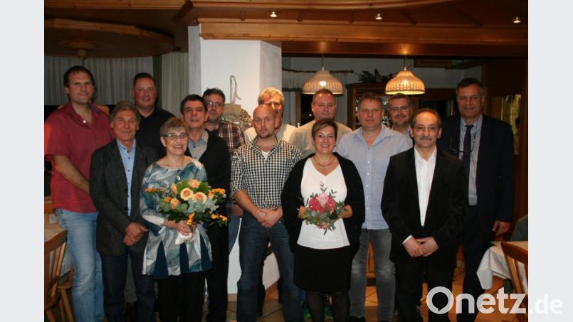 Langjährige Mitarbeiter zeichnete das Unternehmen ABM Greiffenberger aus. Im Bild von links Wolfram Hahn, Ottmar Wiche, Markus Baer, Lydia Judas, Reimund Brunner, Udo Spichtinger, Markus Fuierer, Winfried Traglauer, Dagmar Konziel, Oliver Knoll, Alexander Benker, stellvertretender Betriebsratsvorsitzender Jan Tröger, Anastasios Peponis und Geschäftsführer Robert Lackermeier. Bild: fpoz