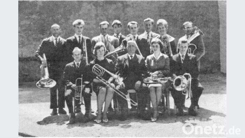 Auf dem Bild ist die erste Mannschaft des evangelischen Posaunenchors zu sehen. Hintere Reihe, von links: Lorenz Münchmeier, Hermann Fuchs, Helmut Reinl, Wolfgang Meierhöfer, Max Höllerer, Herbert Reinl, Sieglinde Fuchs, Hans Lang. Vordere Reihe, von links: Hans Zwick, Erika Böhmert, Karl Höllerer, Ursula Scholz und Helmut Roder Bild: exb