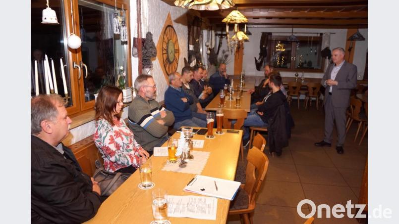 Bürgermeister Günter Kopp (stehend) nutzte die Gelegenheit für einen ausführlichen Bericht zum Gemeindegeschehen, die Bürger den Abend für zahlreiche Fragen an das Gemeindeoberhaupt. Bild: bkr