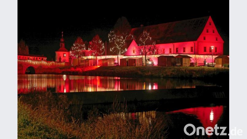 Bordeauxrot ist die Farbe des Weihnachtsmarktes Tirschenreuth. Bild: tr