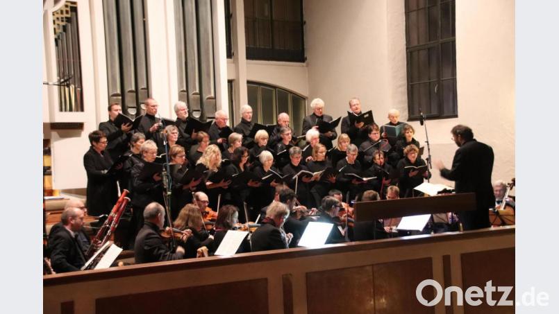 Kirchenmusikdirektor Gerd Hennecke dirigierte die Sulzbacher Kantorei und das Kammerorchester St. Michov mit Leidenschaft und Verständnis. Bild: cog