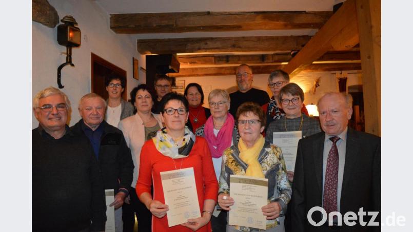 Pfarrer Eugen Wismeth (links) dankte zusammen mit Chorleiter Hans Bock (rechts) den langjährigen Sängern für ihr Engagement um die Kirchenmusik. Bild: bej