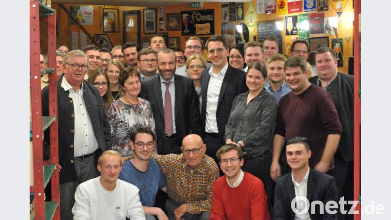 Christian Doleschal (vorne stehend, Vierter von rechts) begrüßt seine erste Besuchergruppe in Brüssel. Mit dabei ist auch Manfred Weber (vorne stehend, Dritter von links). Bild: Büro Christian Doleschal
