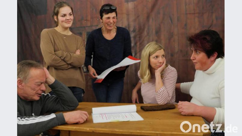 Ein verzweifelter Regisseur Peter Schröpf (links): Die Meinungsverschiedenheiten zwischen ihm und Monika Grötsch (rechts) sind aber nicht echt, sondern einzig und allein einem sogenannten „Actionbild“ für unsere Zeitung geschuldet. Mit im Bild (hinten, stehend von links) Nathalie Lochner und Co-Regisseurin Gabi Schröpf sowie (sitzend, Zweite von rechts) Martina Saller. Bild: tr