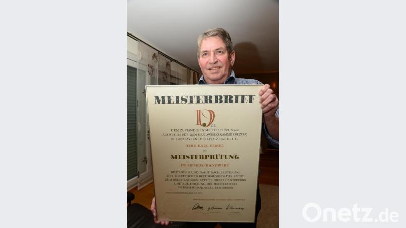 Im Jahr 1974 hat Karl Ermer die Meisterprüfung das Friseurhandwerk abgelegt. Bild: bey