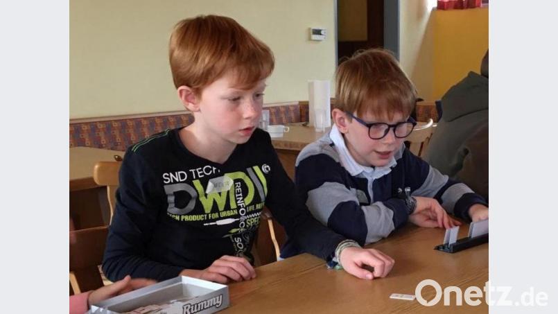 Laurenz (links) und Samuel nutzen in der Mittagspause gleich ihr Recht auf Freizeit und Erholung. Bild: du