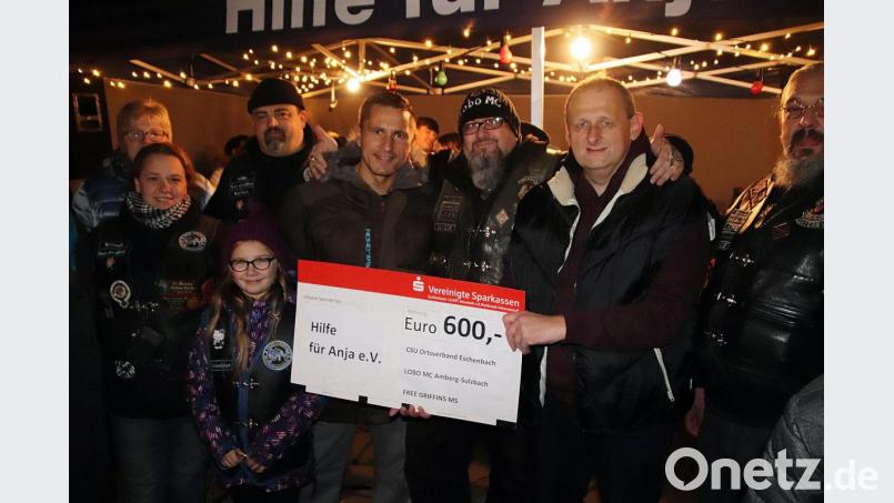 Michael Sporrer (Zweiter von rechts) nimmt einen Spendenscheck in Höhe von 600 Euro für &quot;Hilfe für Anja&quot; entgegen. Bild: jma
