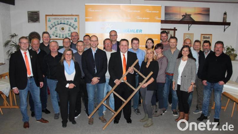Bürgermeisterkandidat Dominik Kugler (mit Leiter) und die Liste schickten die Freien Wähler einhellig ins Rennen. Es gratulierten auch der stellvertretender FW-Landesvorsitzender Hans Martin Grötsch (links), Landesvorstandsmitglied Bernhard Schmidt (Dritter von links) sowie Landratskandidat Ely Eibich (Zehnter von links). Bild: stg