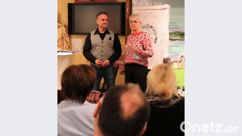 Michael Tiefel klärt die Zuhörern über Ängste, Selbstwert und Selbstbewusstsein auf und gibt alltagstaugliche Tipps. AsF-Vorsitzende Conny Spitaler (rechts) bedankte sich bei dem Referenten für seinen kurzweiligen Vortrag. Bild: myd
