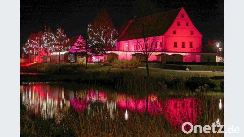 Bordeauxrot ist die Farbe des Weihnachtsmarktes Tirschenreuth. Bild: tr