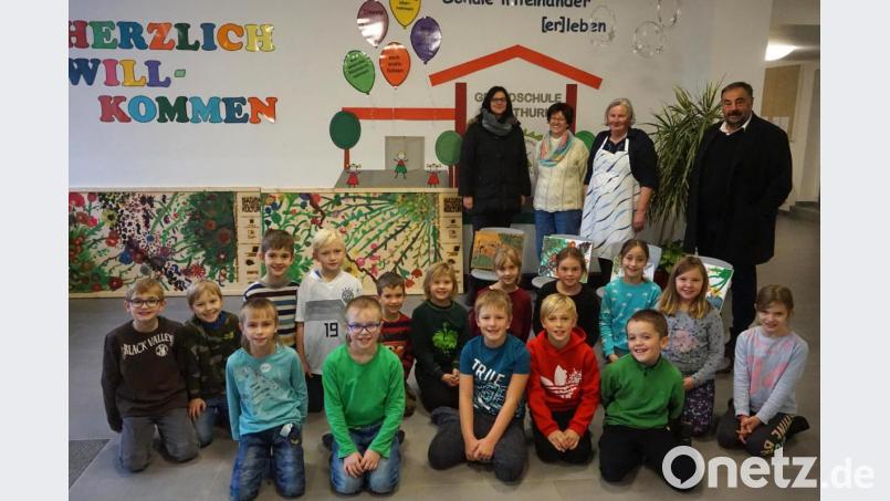 Die Schulkinder beider Partnergemeinden zeigen ihre grenzüberschreitenden Kunstwerke. Bild: fvo