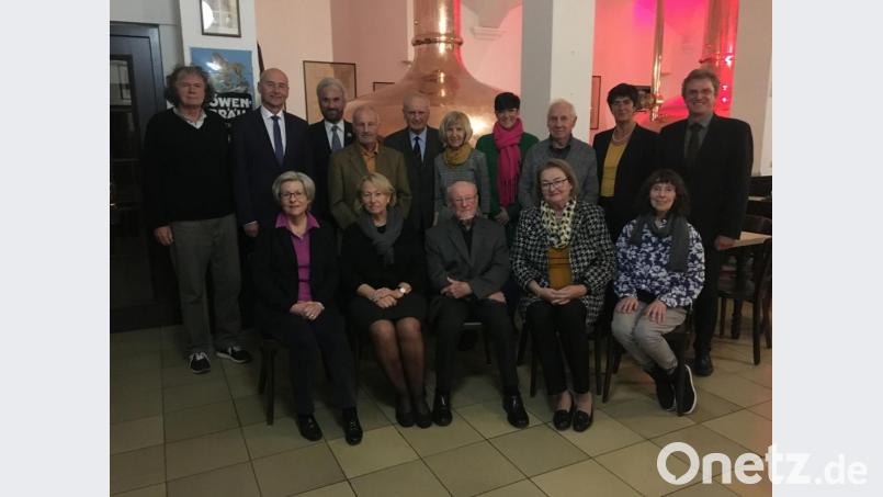Bei den Ehrungen (sitzend, von links): Ulrike Keloe, Emilie Kirschbauer, Fritz Starkmann, Angela Tapfer, Hannelore Michalik; stehend, von links: Kurt Schneider, Heinz Kotzbauer, Udo Behn, Hubert Druckseis, Paul Andermann, Renate Schindlbeck, Uta Prechtl, Michael Lautenschlager, Ursula Schroll und Albert Schindlbeck. Bild: Tanja Fahrnholz/exb