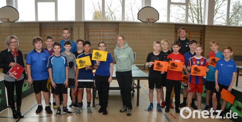 Im Tischtennis-Kreisentscheid setzen sich die Schüler der Lobkowitz-Realschule aus Neustadt/WN (links) gegen die Kameraden des Augustinus-Gymnasiums Weiden (rechts) durch. Organisatorin Nikola Wolfrath (Mitte) von der Pfalzgraf-Friedrich-Mittelschule gratulierte den Gewinnern. Monika Höllerer von der Sparkasse (links) überreichte Sieger-T-Shirts. Bild: dob