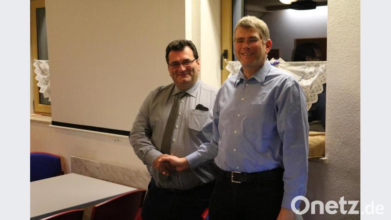 Versammlungsleiter Stefan Steger gratuliert dem Bürgermeisterkandidaten Richard Leißner zu seinem hervorragendem Ergebnis Bild: exb