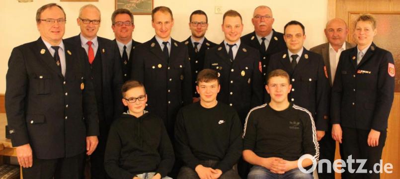 Es gab Urkunden und Abzeichen. Darüber freuten sich (sitzend, von links): Benedikt Wismet, Fabian Wiesneth und Simon Härtl. Stehend von links nach rechts: Kommandant Reinhard Bauer, Bürgermeister Bernhard Lindner, Markus Rauscher, Florian Siegler, Michael Luber, Jugendwart Matthias Siegler, Vorsitzender Paul Winklmann, Kreisbrandmeister Michael Iberer, Kulturausschussvorsitzender Georg Götz, Vorsitzende der Patenwehr Hahnbach, Marion Bäumler. Bild: exb