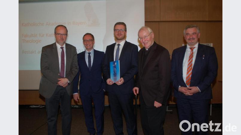 Preisträger Markus Weißer (Mitte), umrahmt von (von links) seinem Doktorvater Erwin Dirscherl, Achim Budde, Direktor der Katholischen Akademie Bayern, Kardinal Friedrich Wetter und Dekan Thomas Schärtl-Trendel. Bild: gib