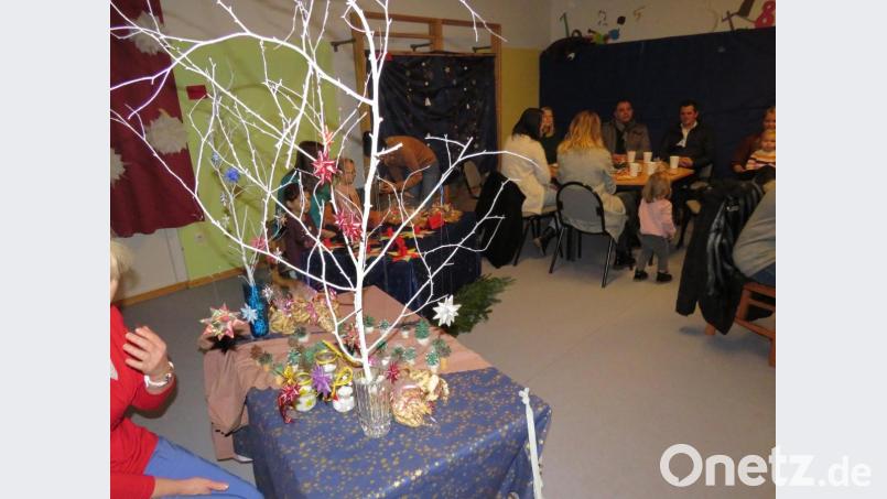 Selbstgefertigte Weihnachtliche gabs beim Elterncafe im AWO-Kindergarten Regenbogenland Bild: adj