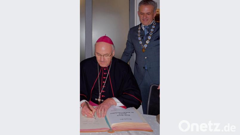 „Folgen wir dem Stern und gehen wir nach Bethlehem in Mitterteich&quot;, schrieb der Bischof ins Goldene Buch der Stadt. Bild: tr