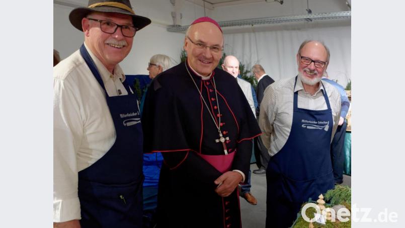 Bischof Rudolf Voderholzer zeigte sich tief beeindruckt von der Qualität der Mitterteicher Krippen. Mit auf dem Bild Peter F. Dotzauer (links) und Rainer Gottas. Bild: tr