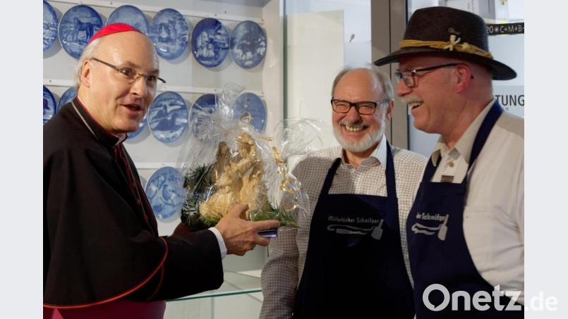 Die Vorsitzenden der Mitterteicher Schnitzer Peter F. Dotzauer und Rainer Gottas (von rechts) überreichten dem Bischof ein Geschenk. Bild: tr