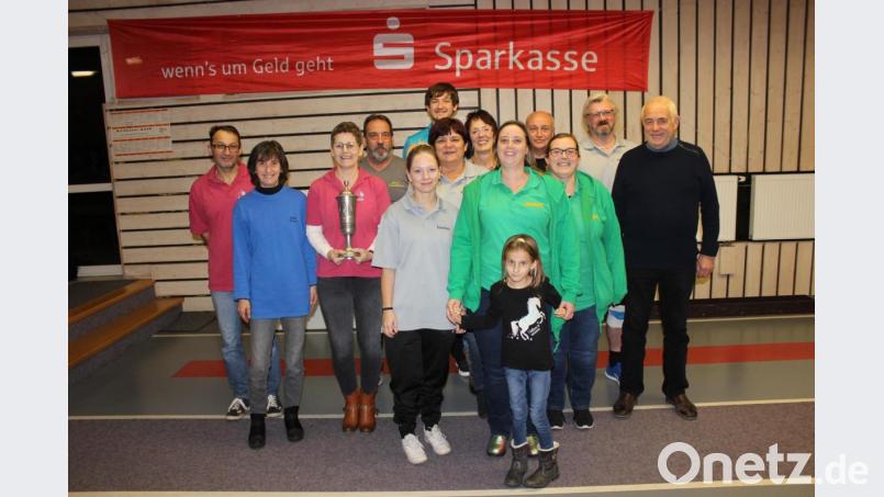 Der Vorsitzende des Bierclubs, Erwin Koppmann (rechts) gratulierte den Mannschaftsführern. Bild: exb