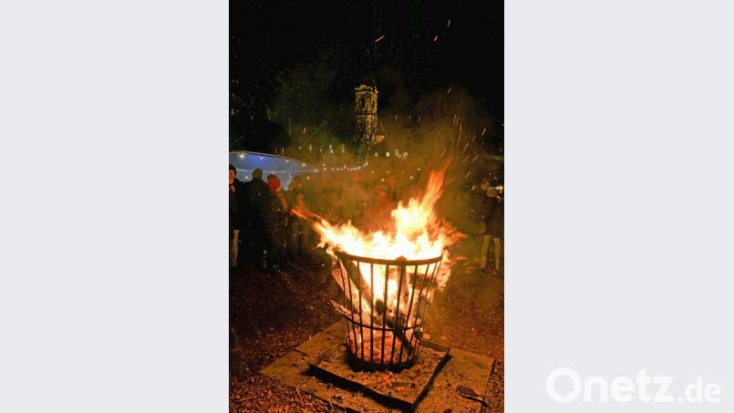 Im Anblick der hoch lodernden, Funken sprühenden Flammen ließ es sich herrlich plaudern. Bild: wbe