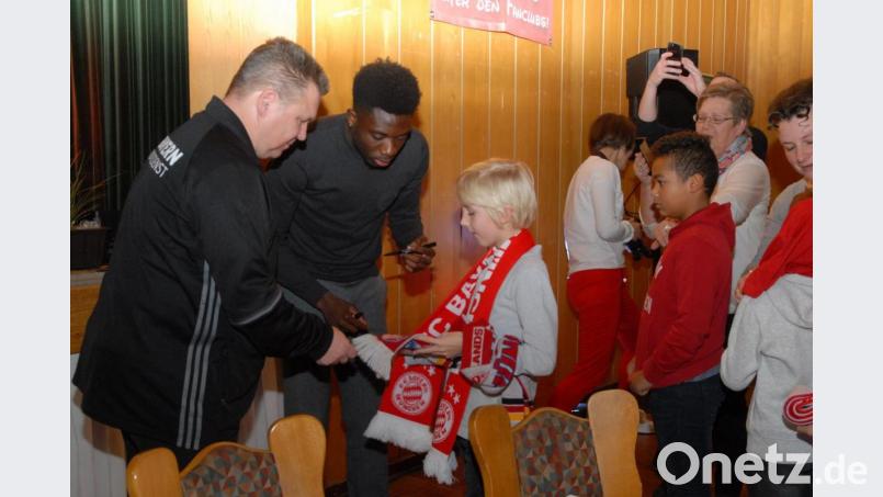 Alphonso Davies (Zweiter von links) schrieb in Floß fleißig Autogramme. Bild: gb