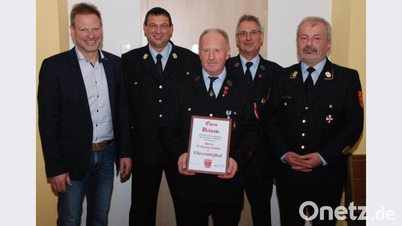 Wolfgang Schäffer (Mitte) wird zum Ehrenmitglied der Freiwilligen Feuerwehr Aschach ernannt. Gratulanten sind (von links) Bürgermeister Alwin Märkl, Kommandant Norbert Hiller, Vorsitzender Klaus Püschl und Kreisbrandrat Fredi Weiß. Bild: sche