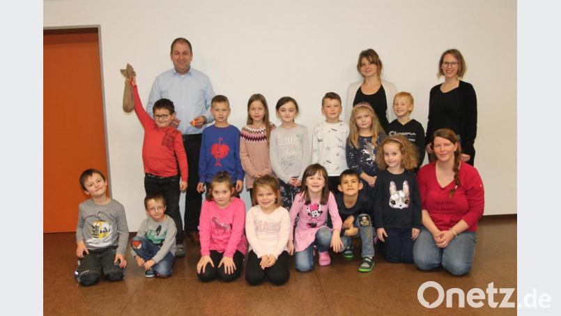 Über einen Sack mit 538,73 Euro freut sich Holger Hassel (hinten, links), der das Engagement der Kinder und des Personals mit Leiterin Anja Thalhauser (hinten, rechts) an der Spitze hervorhebt. Bild: pi