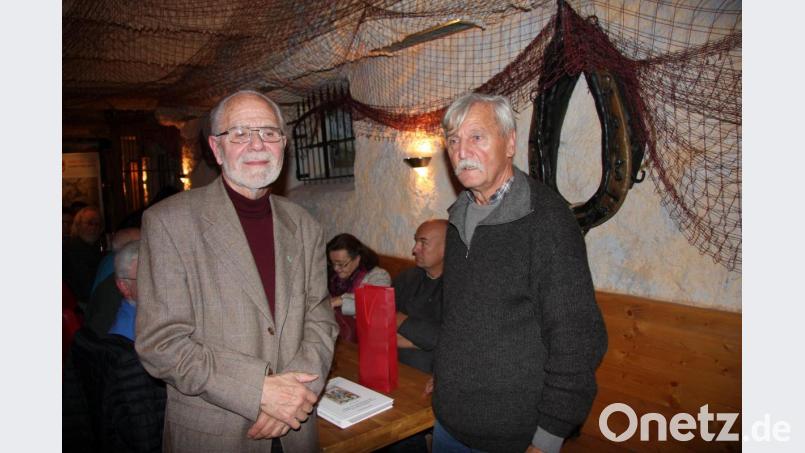 Vorstandsmitglied Friedrich Haubner (links) bedankte sich beim Referenten Bernd Thieser für den spannenden Abend beim „Historischen Club“. Bild: wro