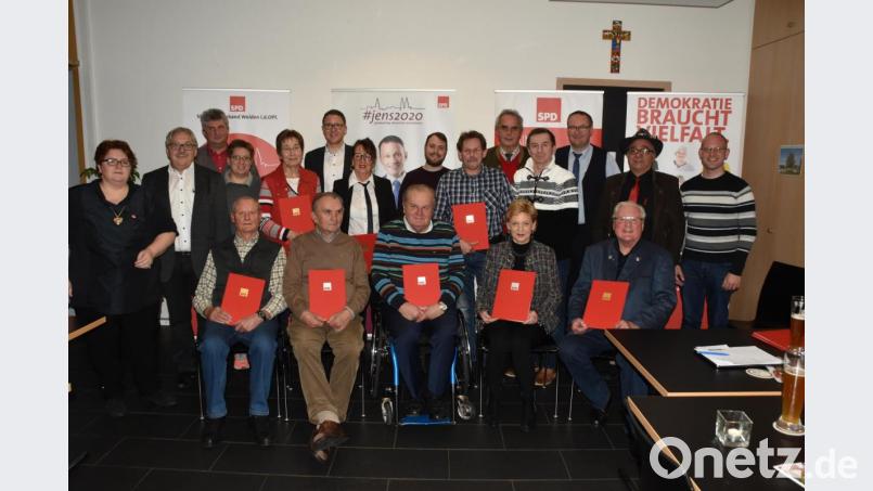 Die Geehrten der SPD-Ortsvereine Rothenstadt-Konradshöhe und Lerchenfeld-Stockenhut halten ihre roten Urkunden in Händen. Bild: hcz