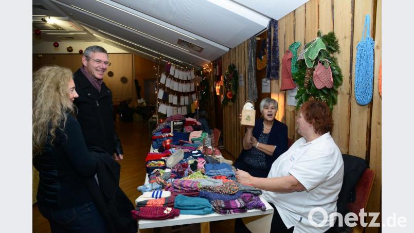 Selbstgestricktes bietet der Katholische Frauenbund Parkstein an. Bild: bey
