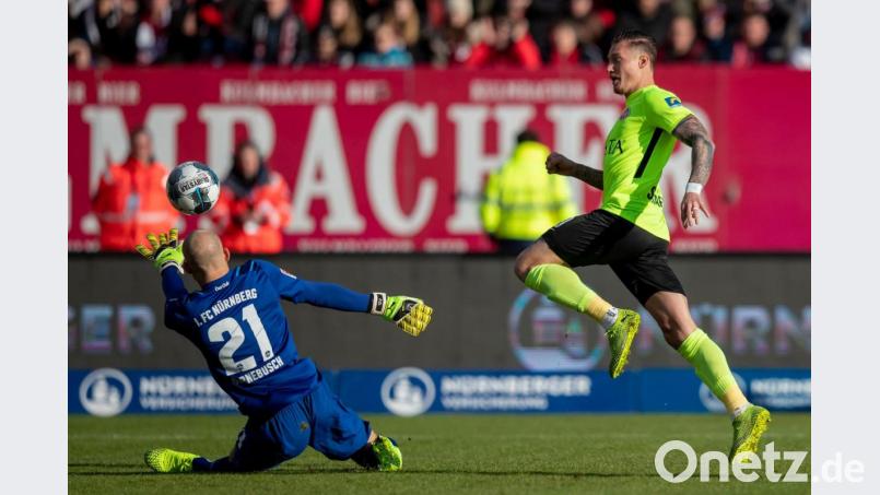 Der Wiesbadener Manuel Schäffler (rechts) chippt den Ball am Nürnberger Torwart Felix Dornebusch vorbei zum 1:0 für den bisherigen Tabellenletzten. Bild: Daniel Karmann/dpa