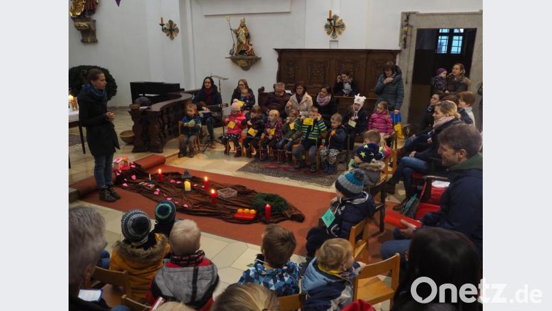 Die Kinder bereiten sich spielerisch auf die Ankunft Jesu vor. Bild: stn