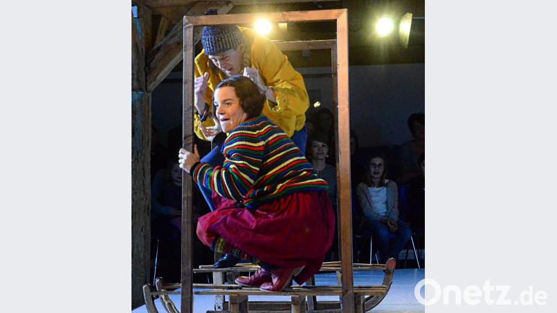 Noch spielen Kay (Julian Lohmann) und Gerda (Doris Hofmann) ausgelassen. Bald schon reist der Junge zum Schloss der Eiskönigin. Bild: Kunz