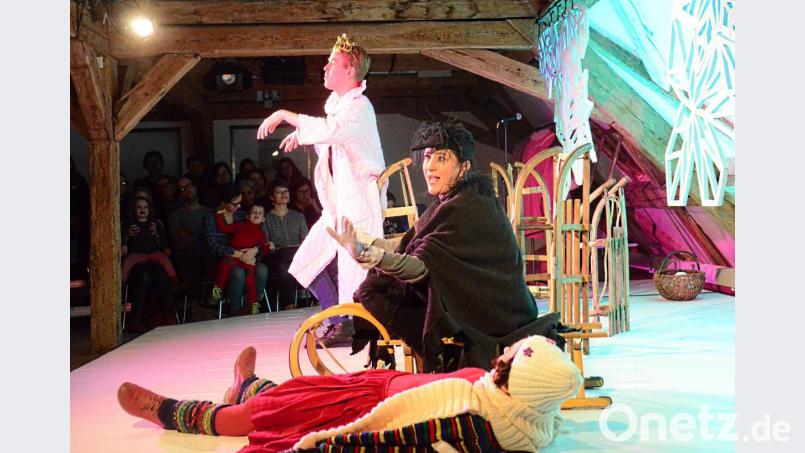 Prinzessin (Julian Struck) und Krähe (Claudia Lohmann) zeigen Gerda (Doris Hofmann) den Weg zum Schloss der Schneekönigin. Bild: Kunz