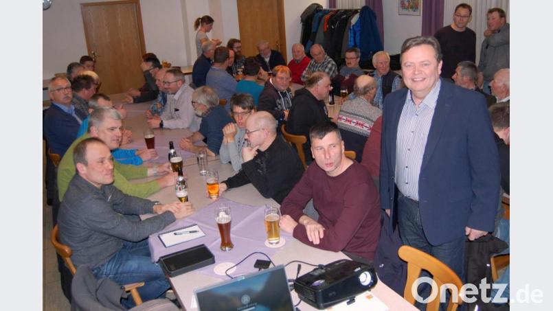 Über 70 Bürger kamen am Freitag in den Schiml-Saal zur Bürgerversammlung. Bürgermeister Gerhard Kellner (rechts) informierte über die aktuelle Gemeindepolitik. Bild: sm