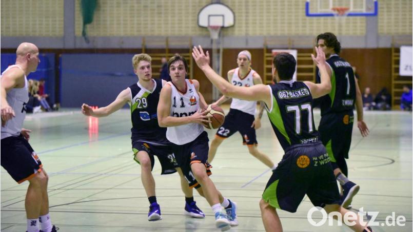 Nachwuchstalent Yannik Stein (am Ball) liefert mit 23 Punkten sein bisher stärkstes Spiel für die Neustädter. Bild: Tobias Schwarzmeier